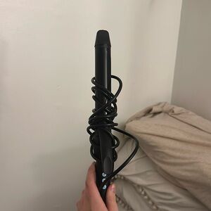 Bio ionic curler 1 1/4. LITTERALLY USED TWICE. it just doesn’t work for my hair